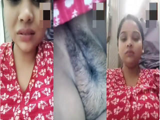Desi Girl Shows her Pussy