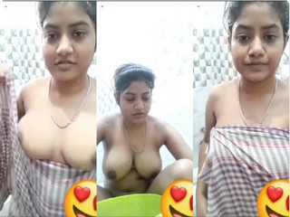 Cute Desi mal Shows bathing On VC