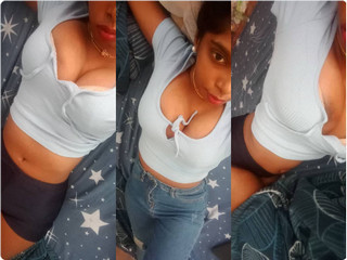 Sexy Malaysian Tamil Girl boobs Show